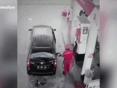 Video: Đang đổ xăng, ôtô bất ngờ phát nổ rồi bốc cháy dữ dội
