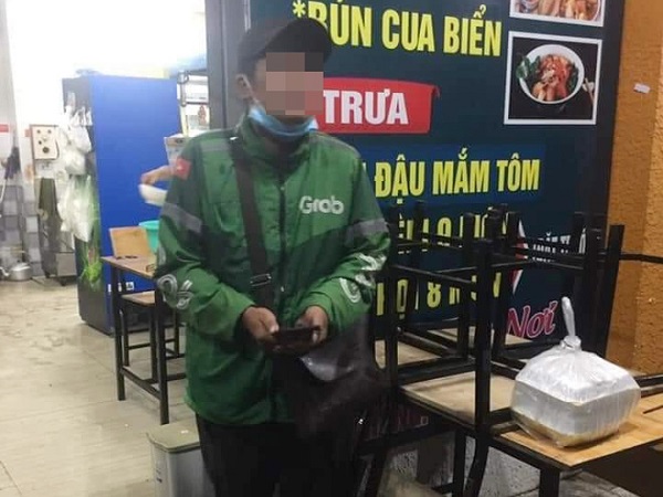 Bức xúc chuyện shipper chạy 10km giao 2 hộp ốc giữa đêm, đợi đến 0h30 khách vẫn không bắt máy