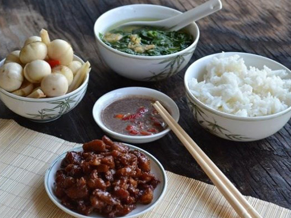 3 kiểu ăn cơm cực tai hại mà người Việt cần phải từ bỏ ngay trước khi làm 'mòn bao tử' và rước thêm cả tá bệnh cho mình