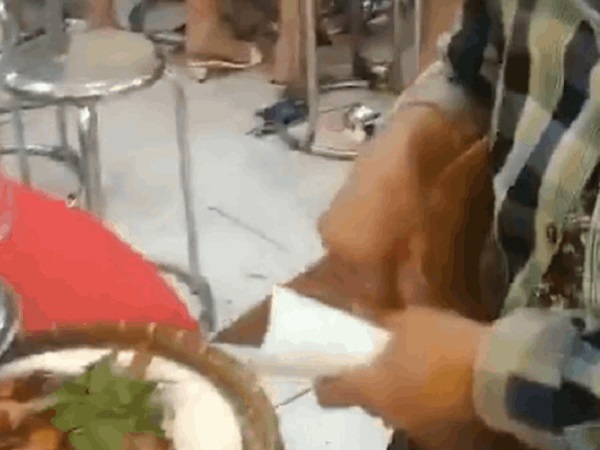 Người mẹ bán vé số vào tiệc cưới xin tôm thừa cho con, được cho cả đĩa nhưng chỉ lấy phần nhỏ