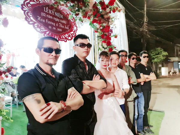 Tổ chức tiệc kỉ niệm 2 năm ngày cưới linh đình như đám hỏi, cô dâu 63 tuổi ở Cao Bằng gây tranh cãi khi mặc váy cô dâu rườm rà đứng đón khách