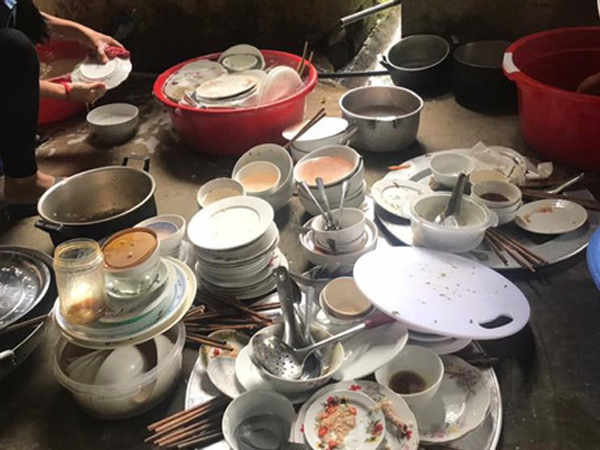 Về ăn giỗ, vợ bầu vượt mặt vẫn bị bắt rửa bát, chồng nói một câu khiến cả họ xấu hổ, nhưng bất ngờ nhất là hành động sau đó của anh
