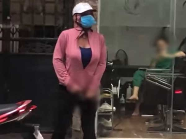 SỐC: Gã đàn ông giả gái đứng giữa đường làm hành động 'nhạy cảm' khiến cánh chị em kinh hãi tột độ