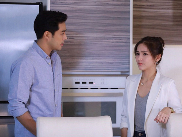 Đang ở nhà thuê nhưng vợ kiên quyết đòi mua xe ô tô, tôi choáng váng khi thấy cô ấy đem bọc tiền dày cộm vứt lên giường một cách hả hê