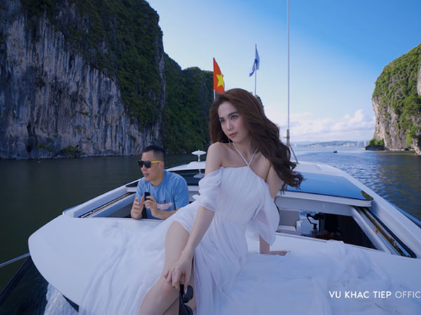 Ngọc Trinh khoe cơ thể trong tiệc sinh nhật, thuê trực thăng du lịch
