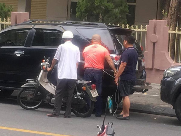Thấy cụ già nặng nhọc dắt xe máy đi bộ, 2 người đàn ông đã làm một việc khiến 'team qua đường' rưng rưng xúc động