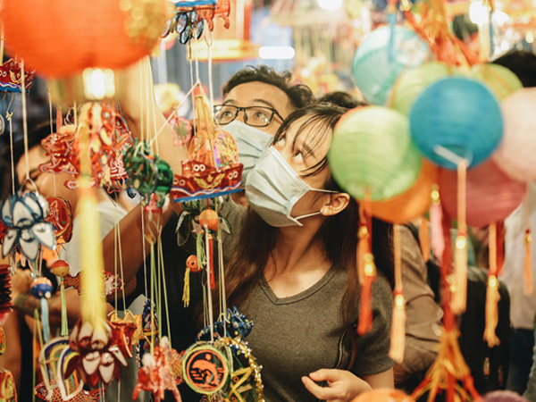 Người Sài Gòn đeo khẩu trang, đón Trung thu sớm trên phố lồng đèn