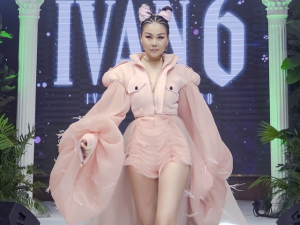 Thanh Hằng búi tóc Natra, catwalk hút hồn trên sàn runway