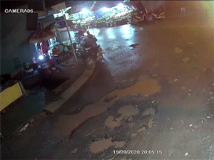 Video: Thanh niên lọt hố sâu trên vỉa hè