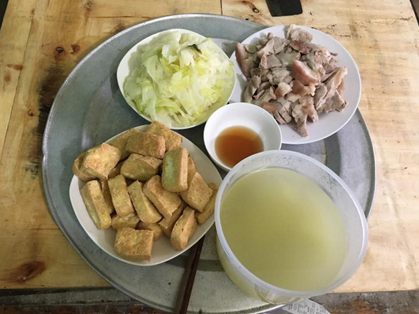 Từ câu chuyện dùng tô nhựa đựng canh nóng trong ngày đầu ra mắt nhà người yêu, chuyên gia chỉ ra thói quen ăn uống phải từ bỏ ngay của người Việt