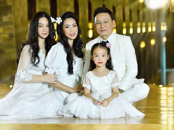 Xuất hiện trong loạt ảnh kỷ niệm 20 năm ngày cưới của bố mẹ, nhan sắc 2 ái nữ nhà NS Trịnh Kim Chi thành tâm điểm