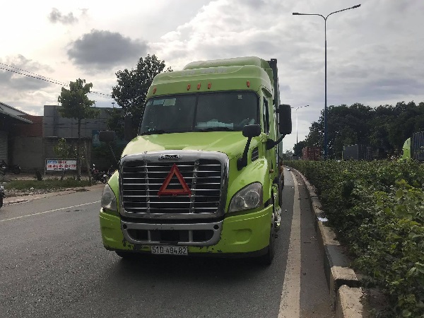 Va chạm với xe container, 2 công nhân bị cán tử vong thương tâm