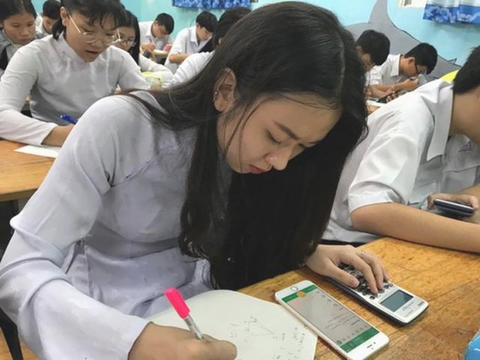 Học sinh sử dụng điện thoại trong lớp: Đừng thêm gánh nặng cho giáo viên