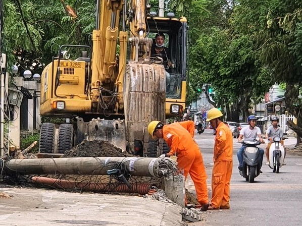 Vì sao hơn 400 cột điện tại Thừa Thiên Huế gãy đổ dù bão không lớn?