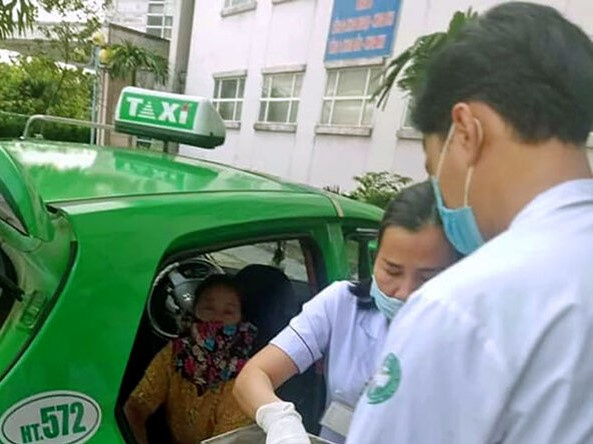 Tài xế giúp sản phụ sinh con trên taxi