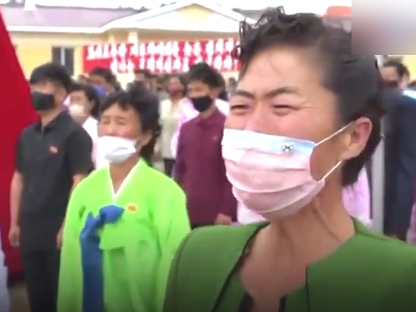 Video: Người dân Triều Tiên khóc nức nở khi được nhận nhà mới sau bão lũ