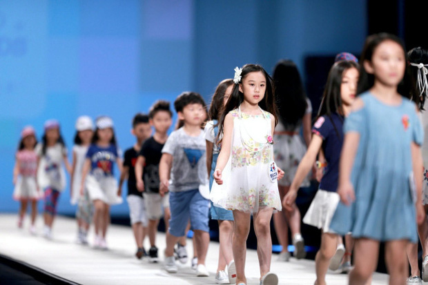 Mua biệt thự, kiếm tiền tỷ từ nghề người mẫu nhí và bức tranh tuổi thơ tăm tối phía sau ánh hào quang
