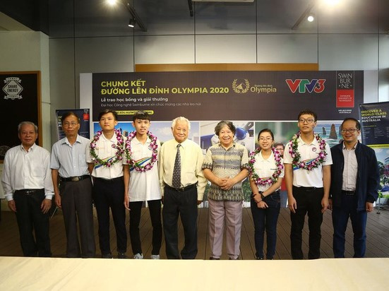 Hành động siêu đẹp của Quán quân Olympia đập tan lời đồn kiêu ngạo, 'coi thường đối thủ'