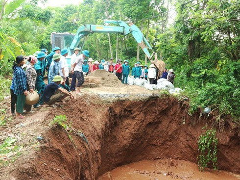 Hà Nội công bố tình trạng khẩn cấp sự cố sập cống qua đê hữu Đáy