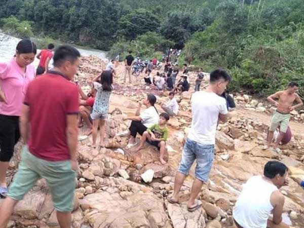 Vợ trượt chân ngã xuống sông, chồng nhảy xuống cứu nhưng bất thành khiến cả 2 tử vong thương tâm
