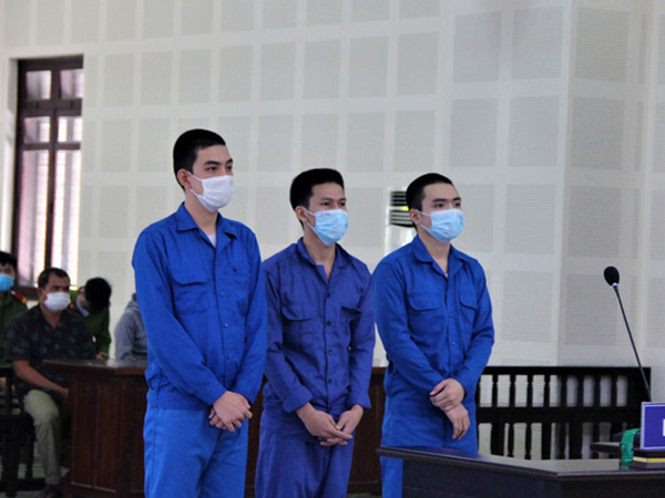 Chém người vì mâu thuẫn trong quán nhậu, 3 thanh niên chia nhau 26 năm tù
