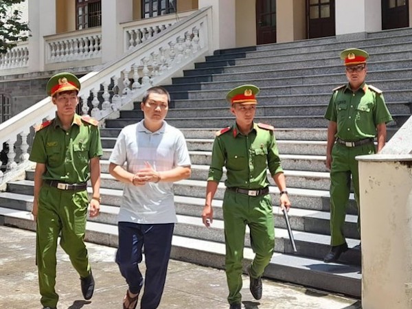 Cái giá phải trả của Đại úy công an liên tục hù doạ bị can, vòi tiền chống đi tù