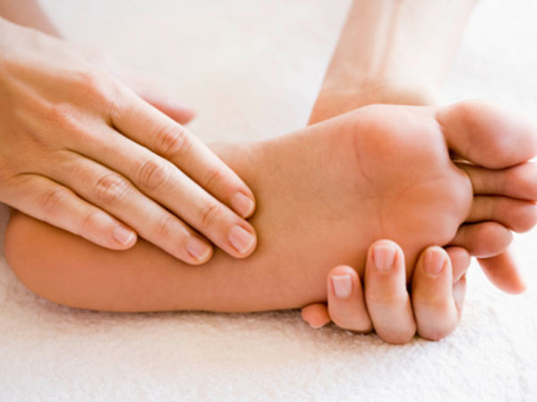 Vì sao cứ thỉnh thoảng chúng ta lại bị chảy mồ hôi... chân?