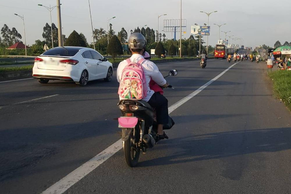 Hình ảnh người cha đeo cặp cho con khiến dân mạng cảm động: Chỉ có cha mẹ mới thương con vô điều kiện