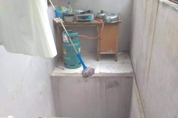 Sinh viên than trời vì nhà trọ lạ đời: bếp cao hơn sàn nhà cả mét