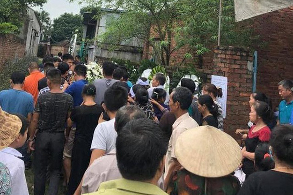 Hà Nội: một thanh niên bị sét đánh tử vong khi vừa sạc pin vừa dùng điện thoại