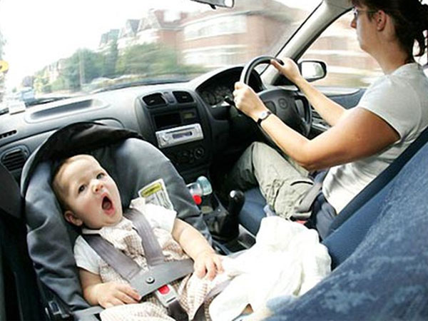 Bộ Công an đề xuất cấm trẻ em dưới 12 tuổi ngồi ghế trước xe ô tô