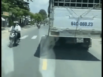 Cản trở xe cấp cứu, ô tô tải bị cộng đồng mạng lên án quyểt liệt