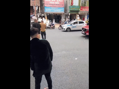 Công an vào cuộc vụ nhóm thanh niên rút hung khí đập xe người đi đường sau va chạm giao thông