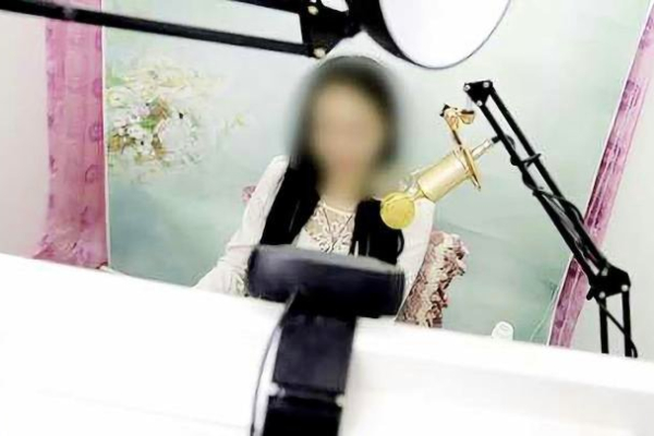 Chàng trai chi hàng trăm triệu tặng hot girl và cái kết khiến dân mạng 'dở khóc dở cười'