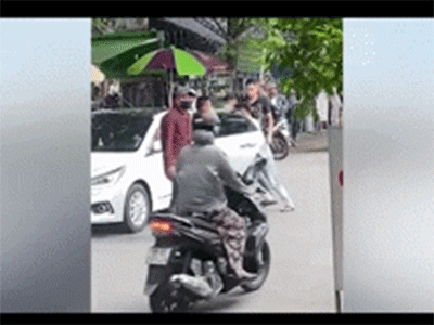Xe bán tải lao thẳng vào nhóm thanh niên đang hỗn chiến giữa đường