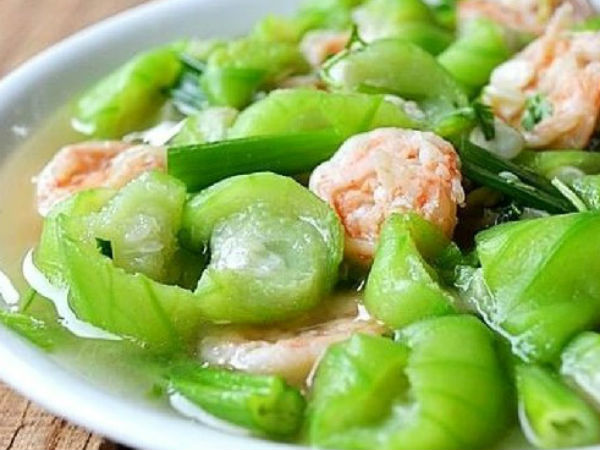 Chỉ với quả mướp sẵn có trong nhà, chị em có thể áp dụng được vô số cách vừa giúp da láng mịn, căng bóng lại trị triệt được một số 'bệnh phụ nữ'