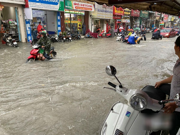 Mưa như trút, nước cuồn cuộn như suối ở Sài Gòn