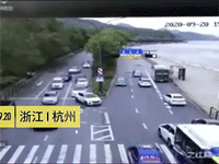 Video: Cảnh thủy triều cuốn phăng loạt ôtô đang di chuyển trên đường