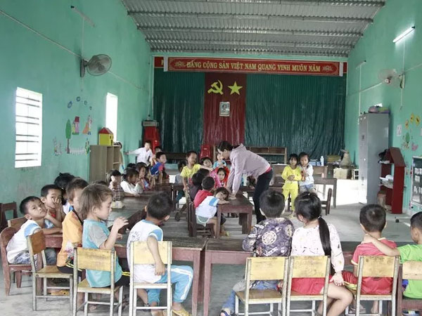 Yêu cầu báo cáo vụ không có nhà vệ sinh, học sinh phải đi vào bô, cô đổ nhờ nhà dân!