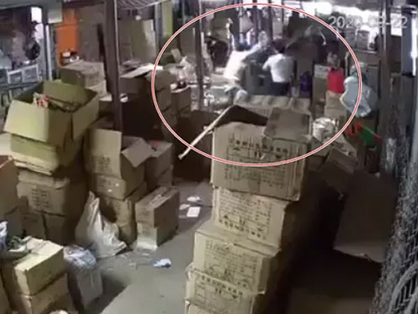 Công an điều tra vụ việc gã đàn ông dùng gậy dài 1m đánh phụ nữ dã man như kẻ thù