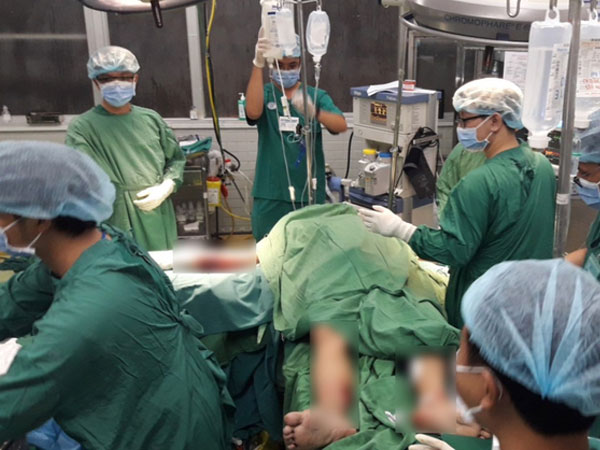 Nam thanh niên bị cây xanh bật gốc đè trúng trong mưa lớn ở Sài Gòn tử vong sau mổ