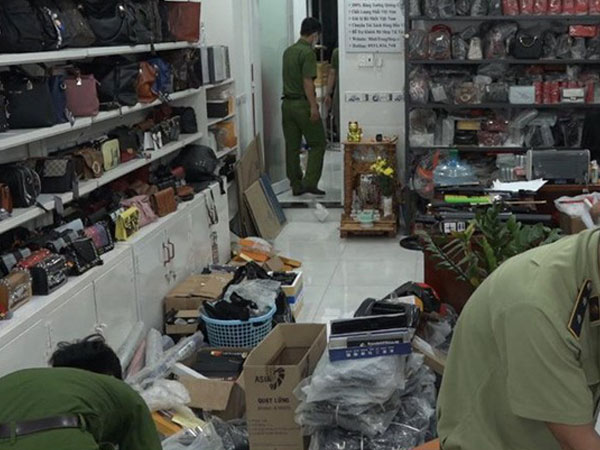Phát hiện kho vũ khí khủng trong cửa hàng bán túi xách hàng hiệu giả ở Sài Gòn