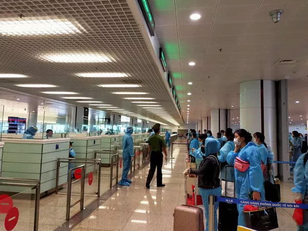 Chuyến bay thương mại quốc tế đầu tiên về Việt Nam, hành khách được cách ly thế nào?