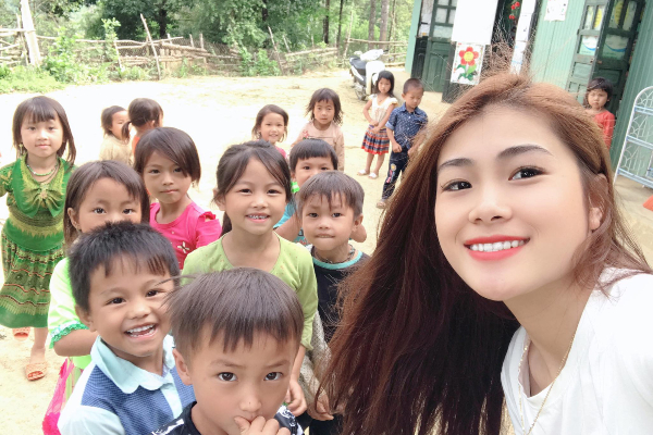 Nhiều lần ngã sõng soài trên dốc núi đầy bùn đất, nữ giáo viên 9X xinh đẹp vẫn quyết tâm 'cõng chữ' lên vùng cao, bám bản dạy học