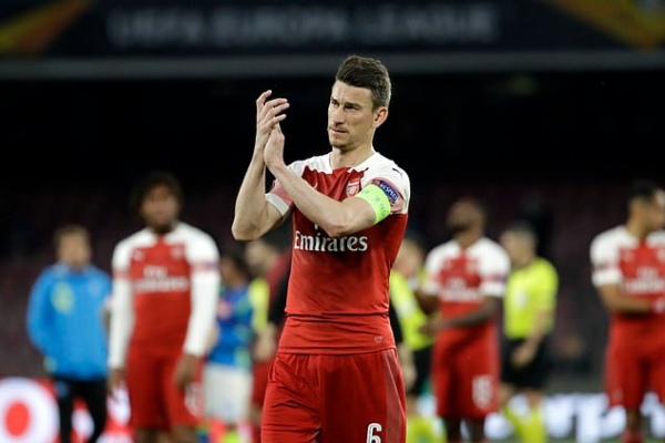 Cựu đội trưởng Arsenal xin lỗi sau màn cởi áo gây tranh cãi 1 năm trước