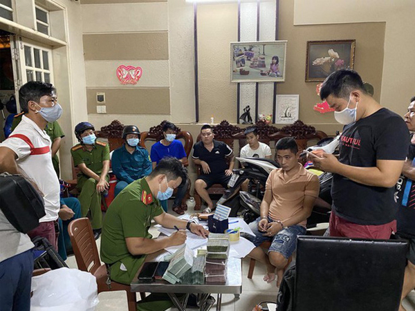 Khám xét hơn 30 địa điểm ở nhiều tỉnh thành liên quan đường dây cờ bạc qua mạng