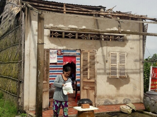 Mưa lớn kèm dông lốc làm sập, tốc mái gần 20 nhà dân ở Hậu Giang