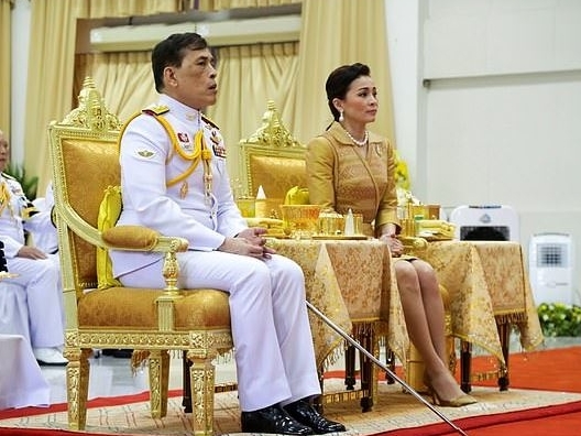 Hoàng hậu Thái Lan lần đầu xuất hiện sau khi Hoàng quý phi được phục vị, gây chú ý với vẻ ngoại hình trẻ trung và sự thân thiện