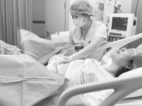 Loạt khoảnh khắc một mình vượt cạn của MC Hoàng Oanh gây xúc động mạnh