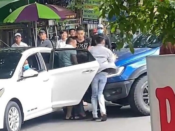 Thấy bạn bị nhóm giang hồ ép lên xe ô tô đưa đi, người đàn ông lao xe bán tải đến giải cứu